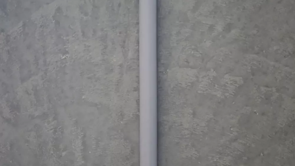 HVI light plus con muro de hormigón como fondo