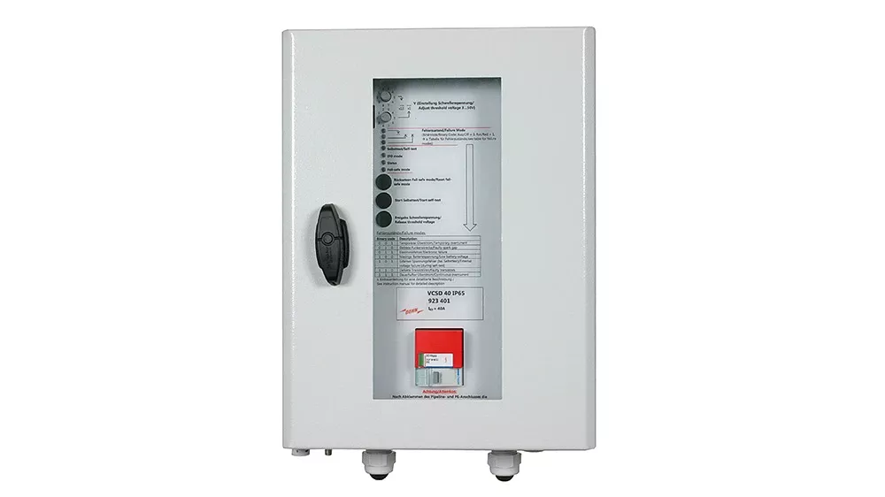 Caja metálica blanca con ventana de visualización para diversas indicaciones y controles.