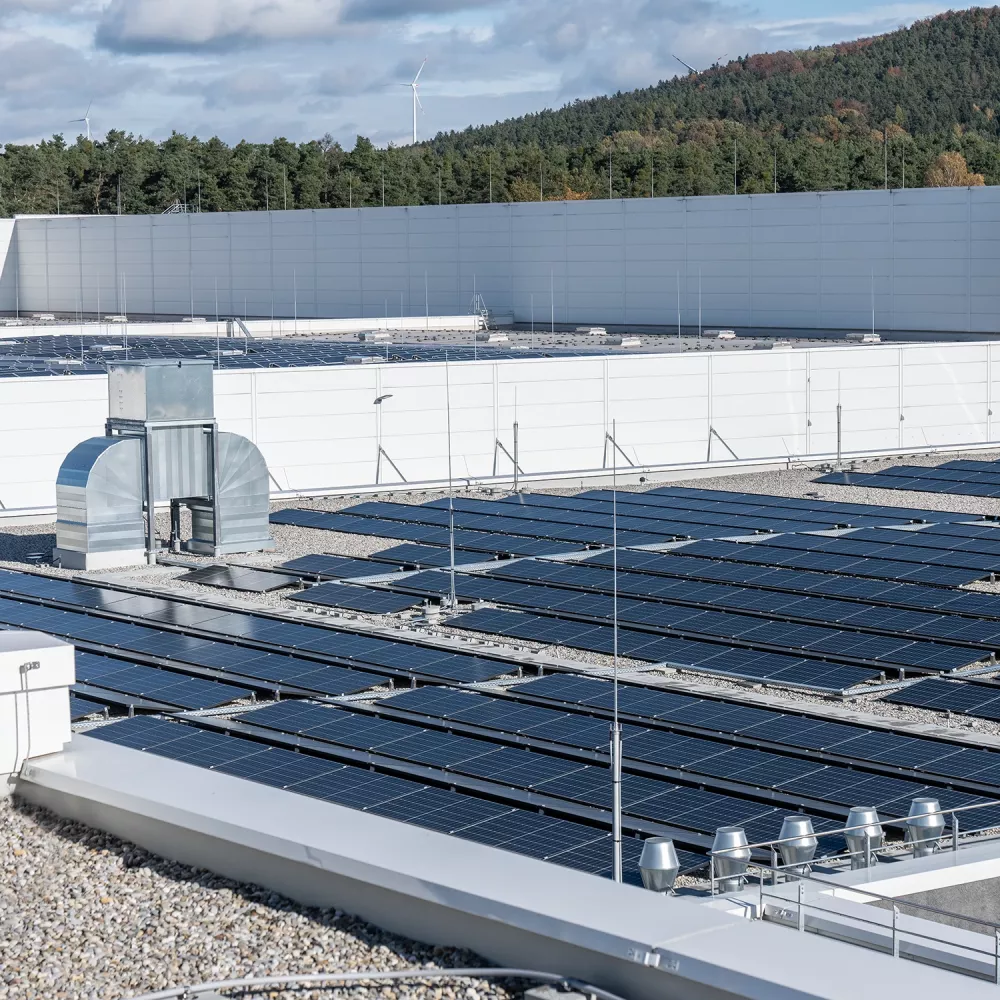 Paneles fotovoltaicos en la cubierta plana de un edificio industrial.