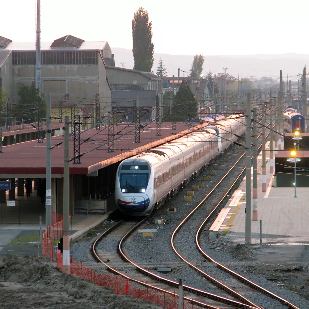 Un tren se detiene en una estación de ferrocarril.
