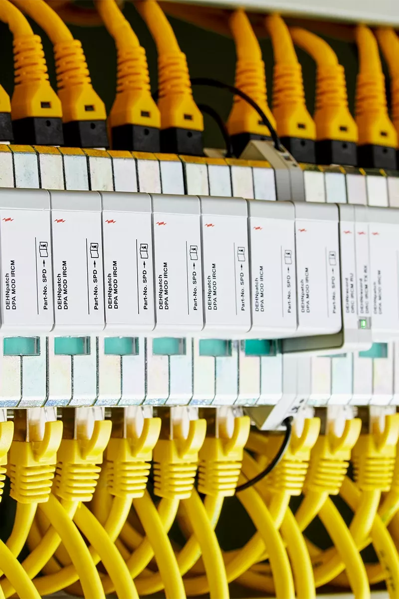 Veintidós descargadores de sobretensiones montados en serie y cableados.